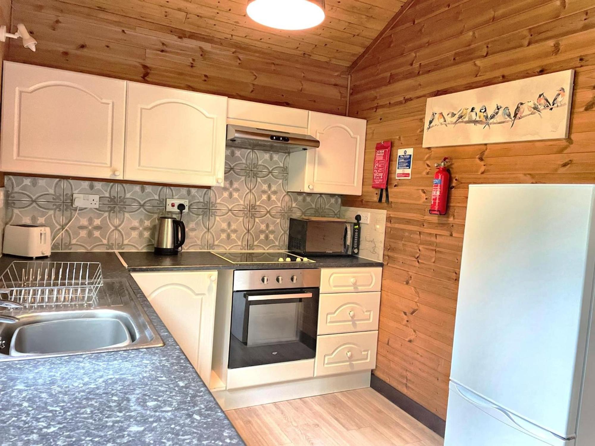 Goldcrest 1-Hot Tub-Woodland Lodges-Carmarthenshire-Tenby 外观 照片